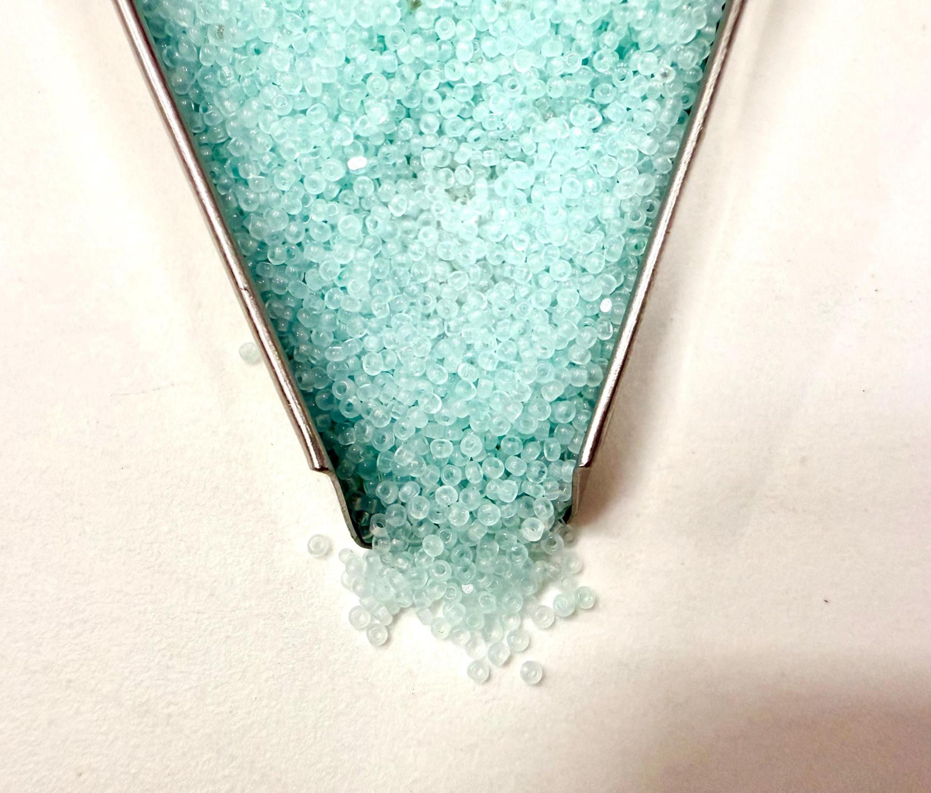 15/0 Charlotte Cut Beads in Mint Opal