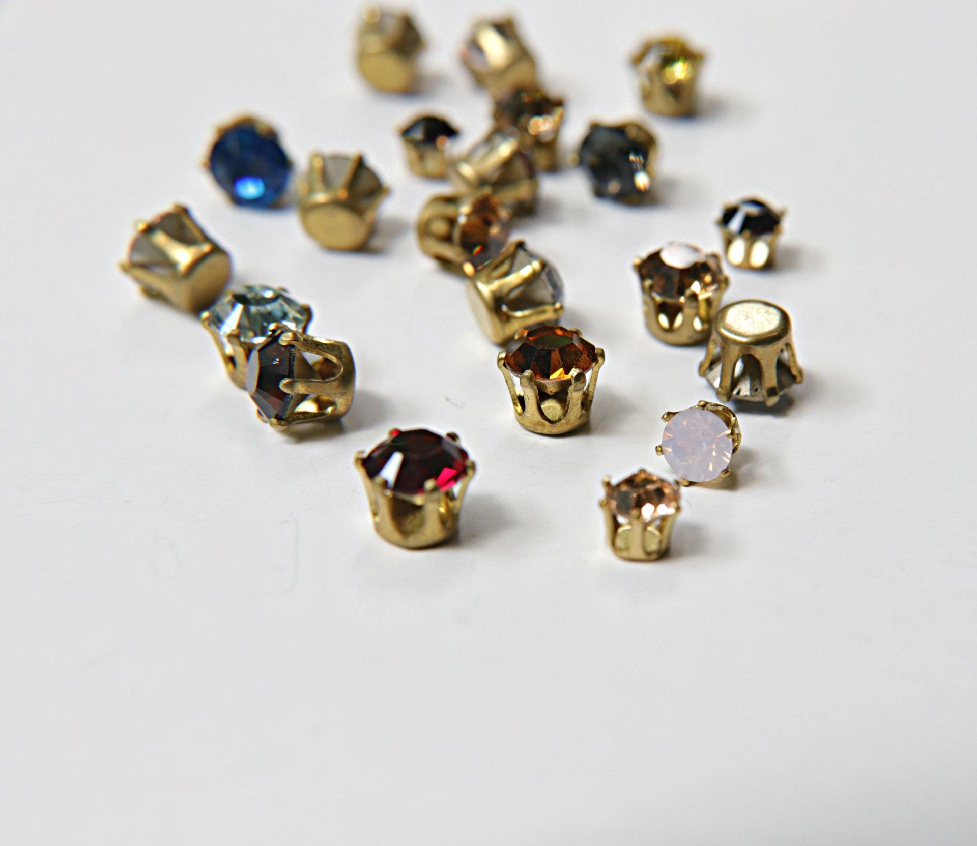 Swarovski 39ss Vintage Clips (31 Crystal Colors) 6/12/24/100 Pieces Brass/Vintage Black Settings