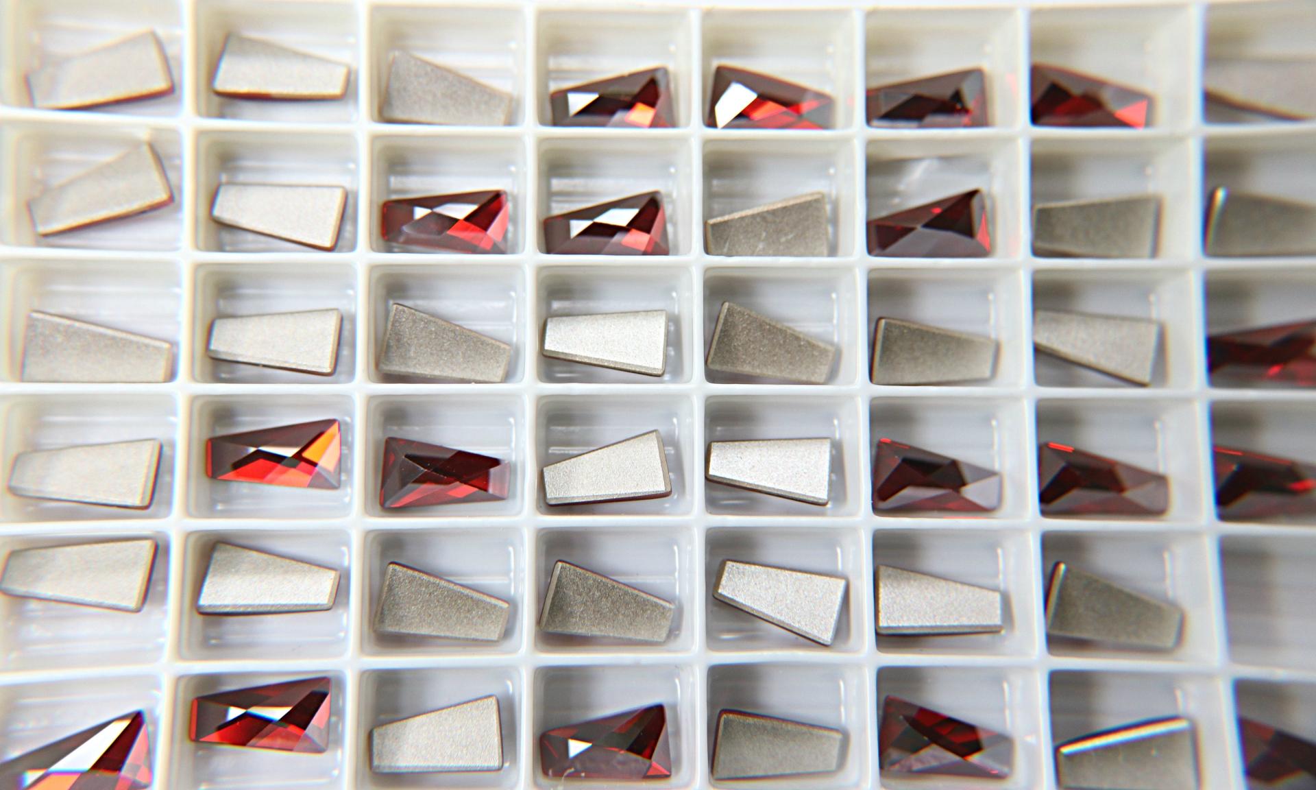 Swarovski 2770 12mm Wing Flatback non hotfix Black Diamond/Crystal Red Magma 6/24 Pieces