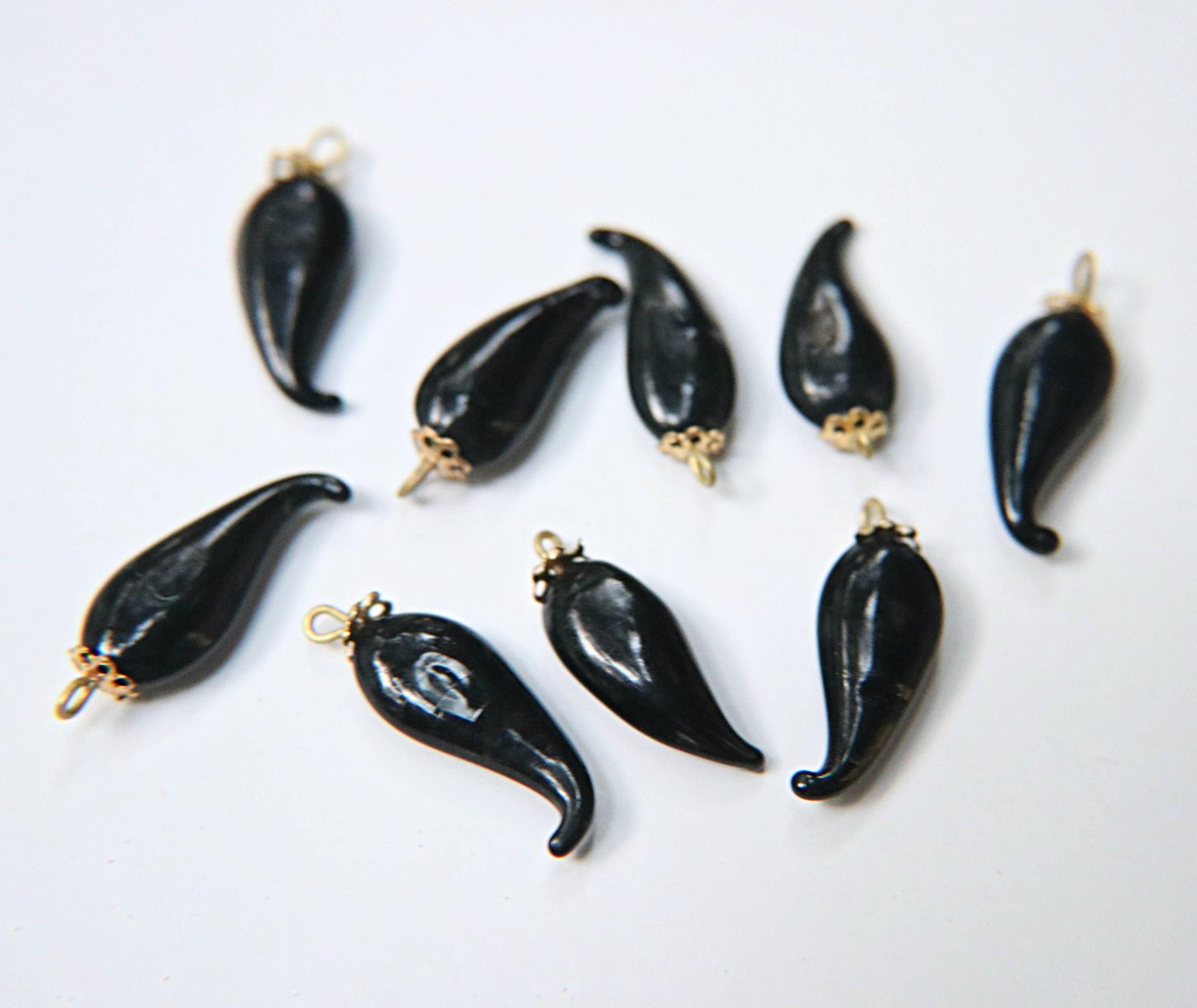Vintage styled Chili Handmade Dangle in glass 25 mm long in Jet Black (6 pieces)