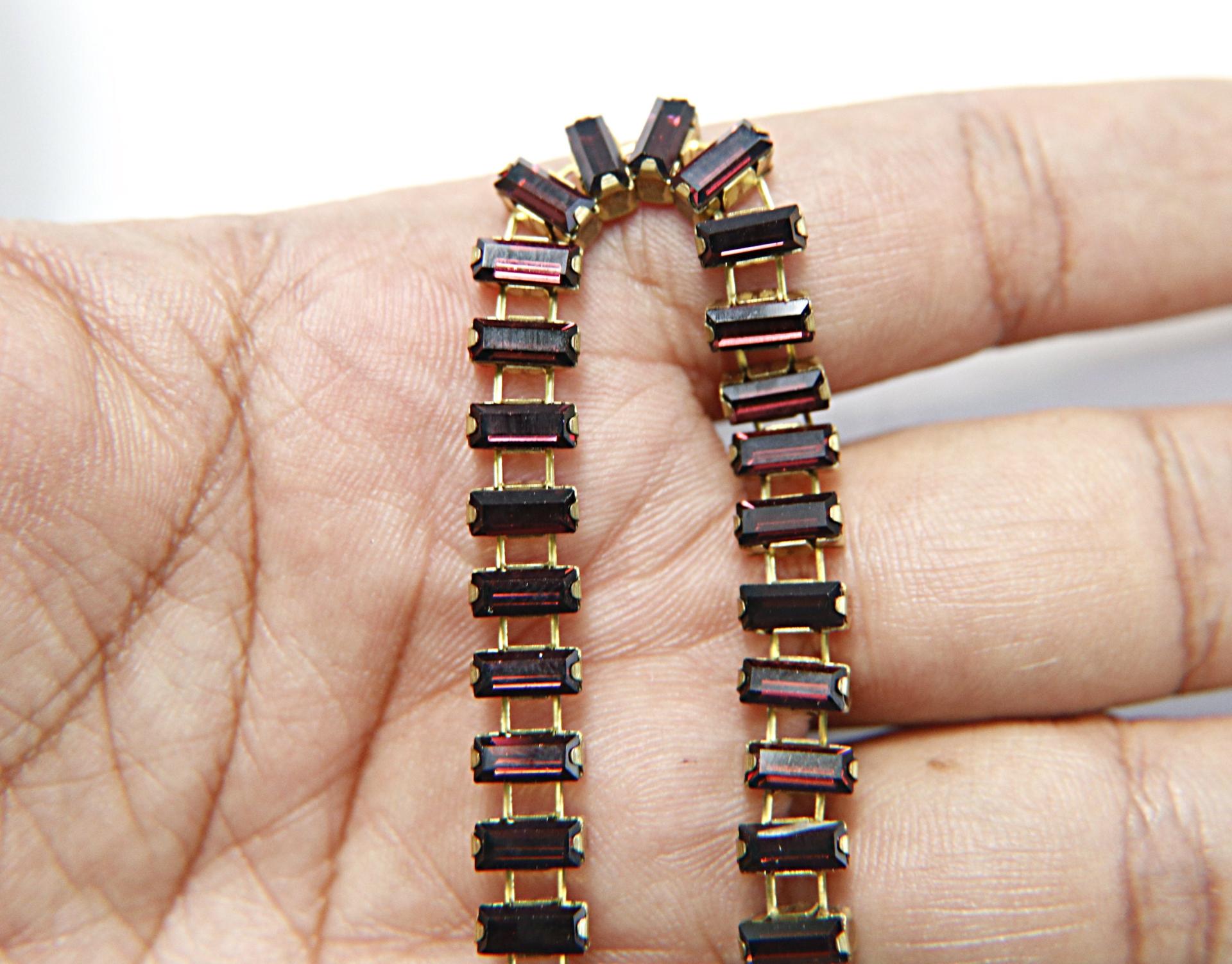 Swarovski Snake Baguette chain 7x3 mm in Burgundy (515) settings in Brass 0.5/1/2 Meters
