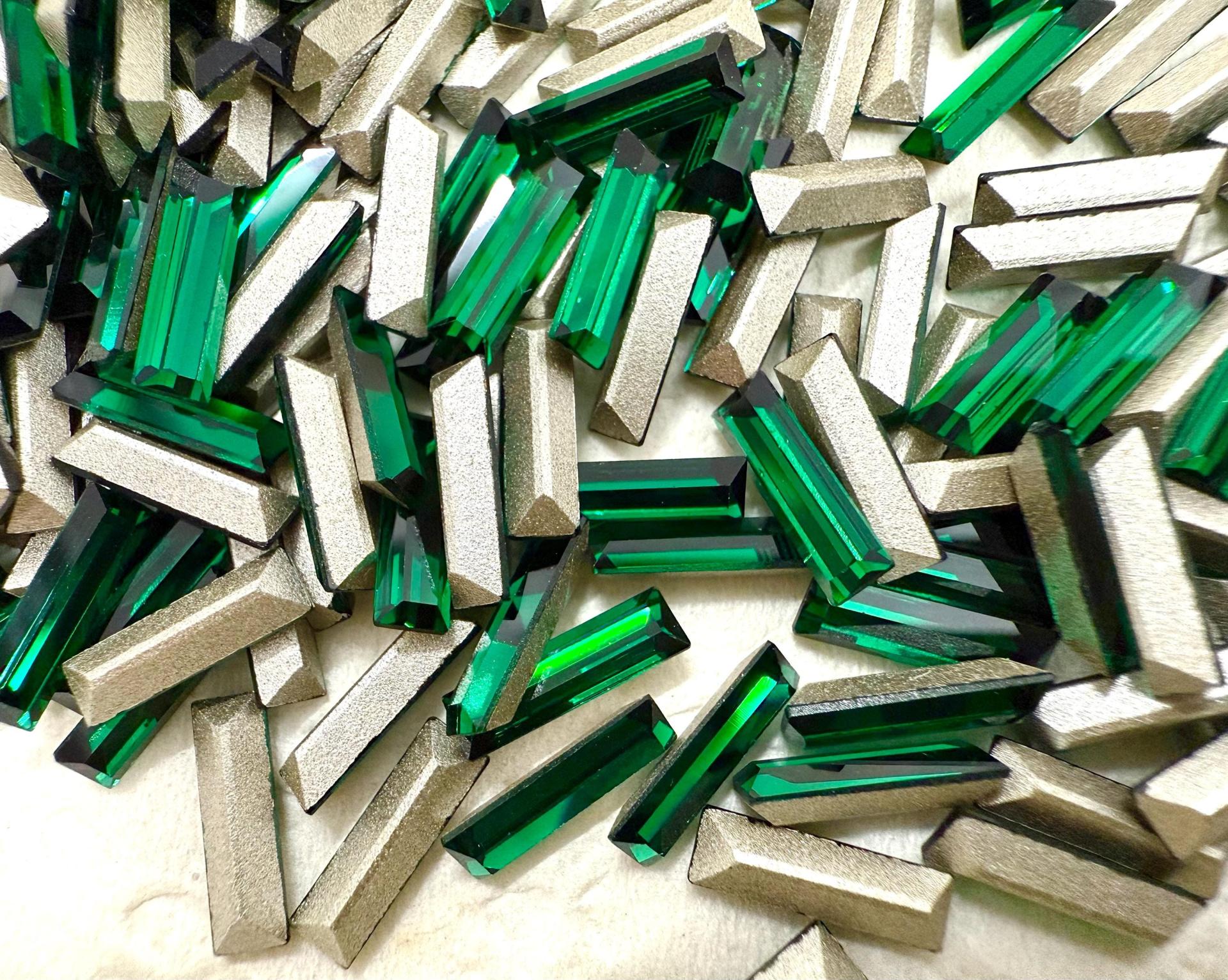 10x3 mm Swarovski 4500 Emerald Baguette Fancy Stone gemstones jewlery making color zirconium