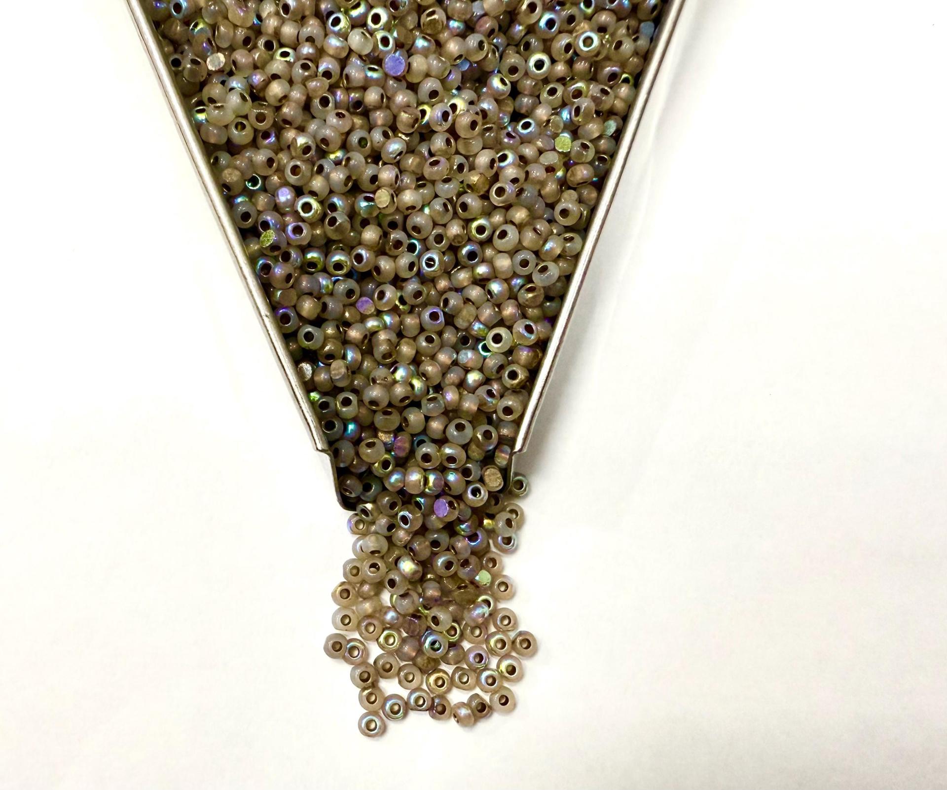 11/0 Charlotte true Cut Beads Patina White Opal Dark Antique Gold Lined Aurore Boreale loose beads embroidery making jewelry native supply