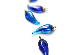 Vintage styled Chili Handmade Dangle in glass 25 mm long in Royal Blue Transparent (6 pieces)