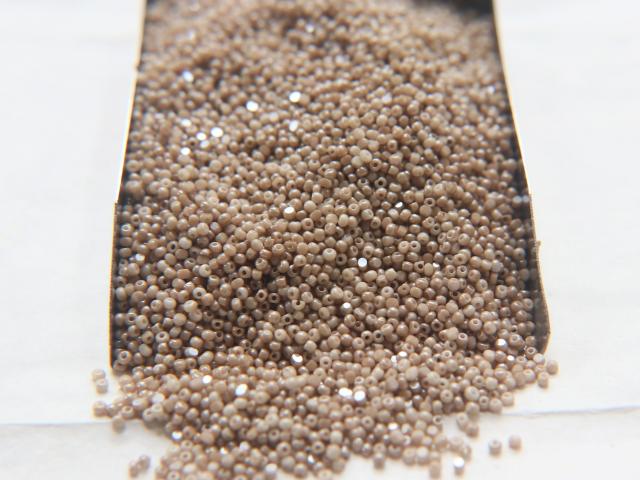 13/0 Charlotte Cut Beads Opaque Cream Dark Silk 10/20/50/250/500 Grams PREMIUM MATERIALS